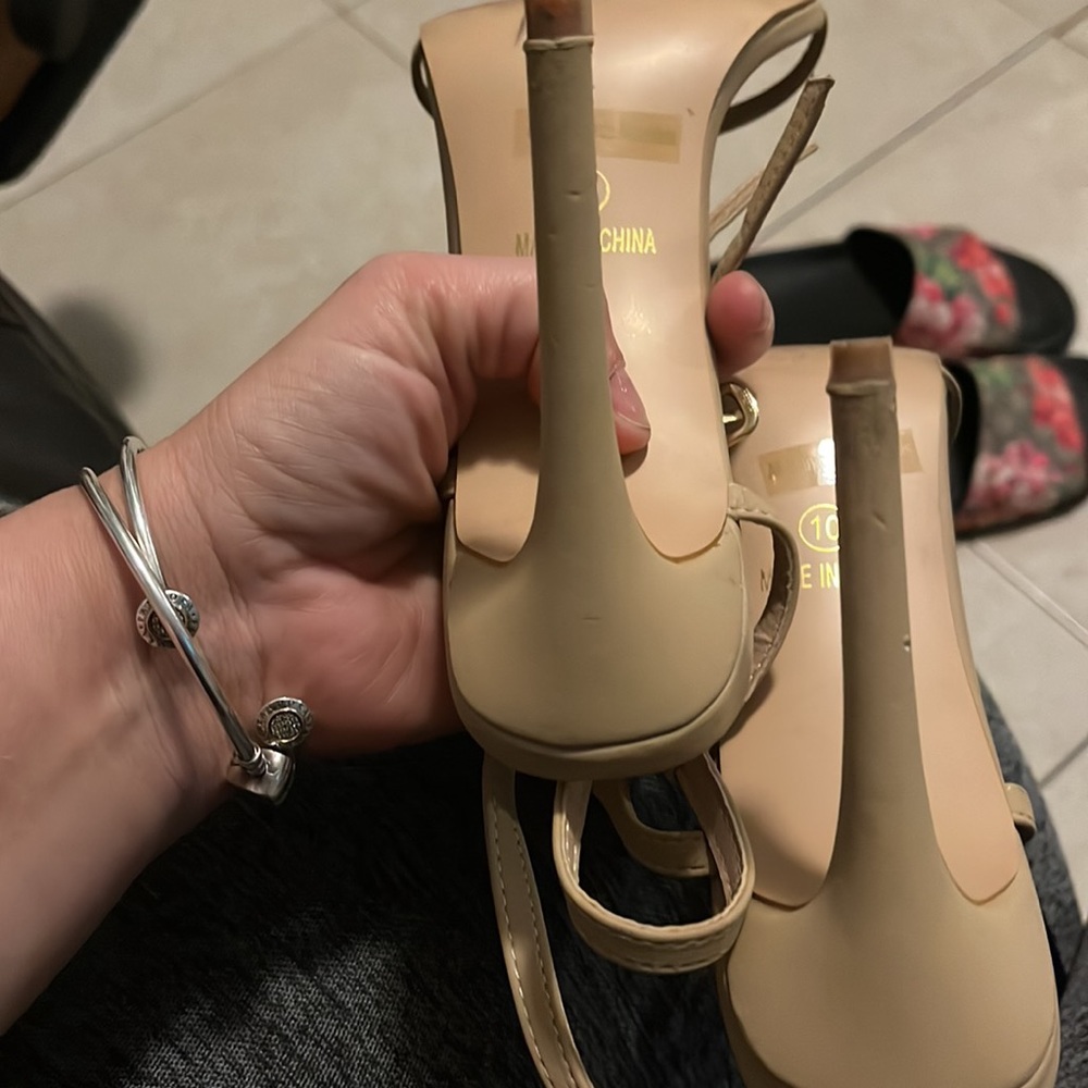 Tan heels - Picture 3 of 5